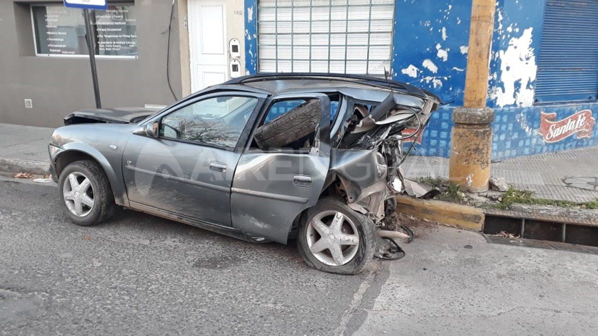 El Chevrolet Corsa que fue embestido por Lascuraín.