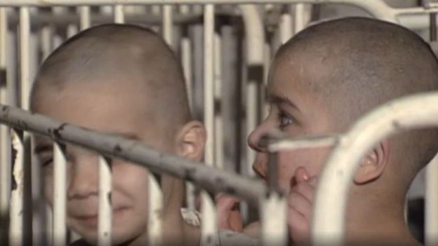 Los niños contaron más tarde que eran "tratados como animales salvajes que necesitaban estar enjaulados"