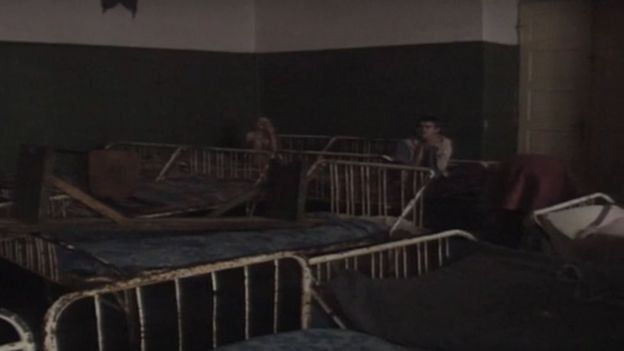 "Viven en habitaciones oscuras y sucias, con excrementos por todas partes" contaba un reporte de la BBC de 1990.