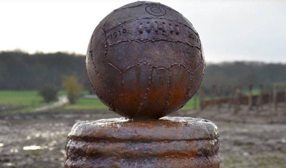 Balón de fútbol que la UEFA colocó en el lugar donde cien años antes, estaban ubicadas las trincheras en las que se desarrollaba la Primera Guerra Mundial. Fuente: UEFA