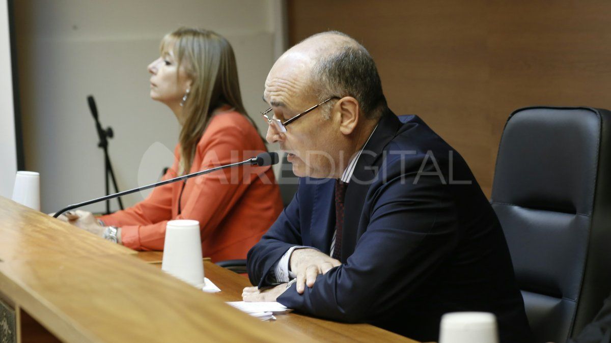 El juez Pablo Busaniche, presidente del tribunal, lee la sentencia