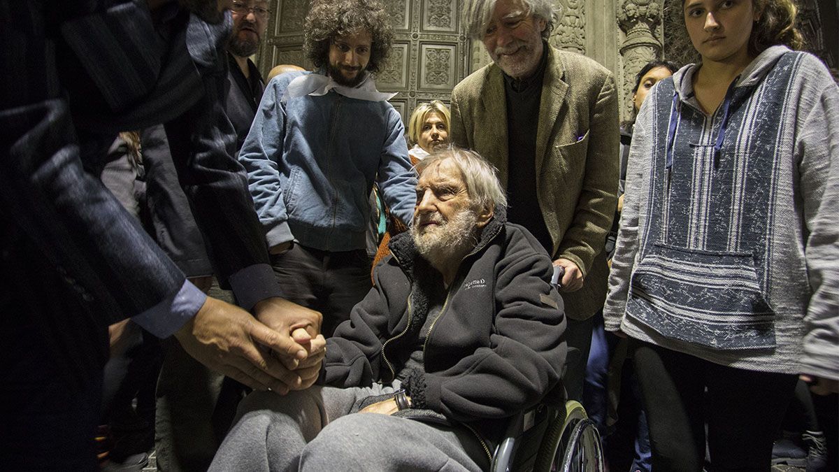 El historiador, escritor y periodista, Osvaldo Bayer durante la marcha contra el 2x1 bajo la consigna “Señores jueces: Nunca Más. Ningún genocida suelto. 30 mil detenidos desaparecidos presentes”.