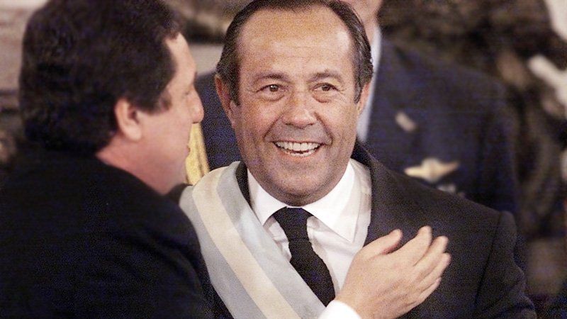 Adolfo Rodríguez Saa con la banda presidencial el 23 de diciembre de 2001. En medio de la crisis política y económica, su mandato duraría sólo siete días