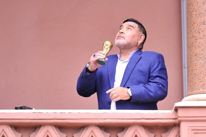 Maradona besa una réplica en miniatura de la Copa del Mundo.