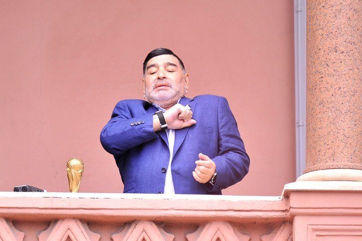 Maradona saluda al centenar de personas que se reunió en frente a Casa Rosada.