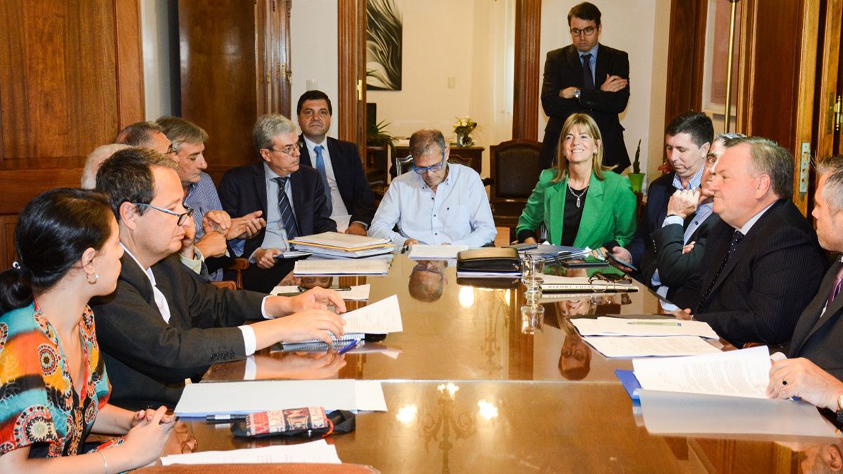 Los ministros Agosto, Borgonovo y Michlig, junto a la vicegobernadora Rodenas, reunidos con los legisladores.