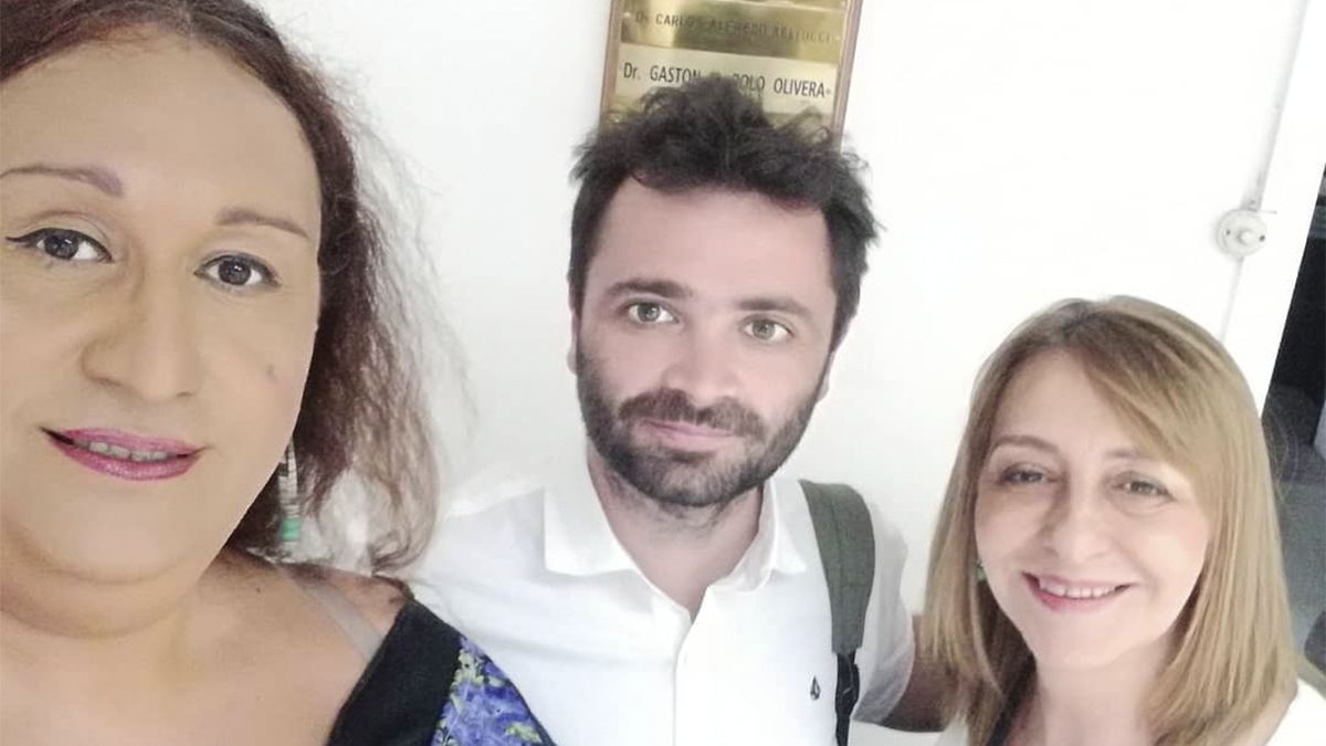 Lara Bertolini junto a su abogado Emilio Buggiani y la ex Procuradora General de la Nación, Alejandra Gils Carbó. Foto: Facebook.