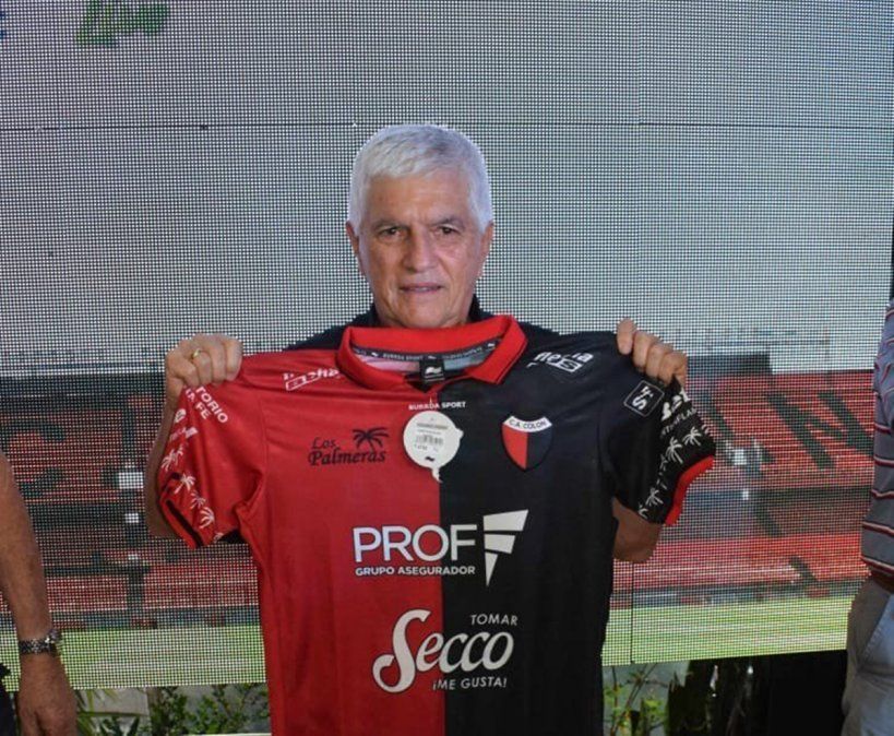 3 de enero. Presentación de Julio Comesaña como entrenador de Colón.