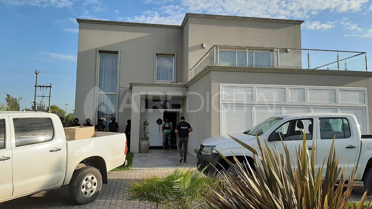 Uno de los procedimientos tuvo lugar en una casa del country Aires del Llano. Allí residen varios imputados.