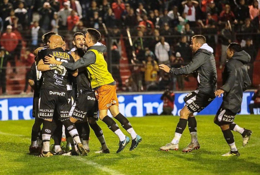 16 de octubre. En Paraná, Colón quedó eliminado de uno de los frentes por los que peleaba: Copa Argentina. Fue derrota en penales ante Estudiantes de Buenos Aires.