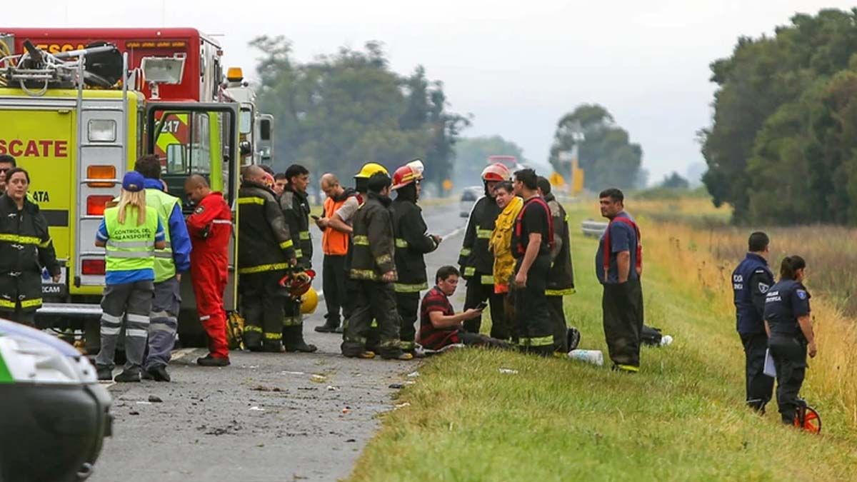 Los peritos trabajan en el lugar para determinar las causas del accidente