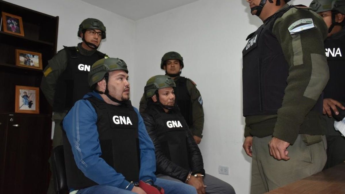 Saucedo y Navarro, dos de los detenidos en la megacausa, cuando eran trasladados desde Formosa a Comodoro Py