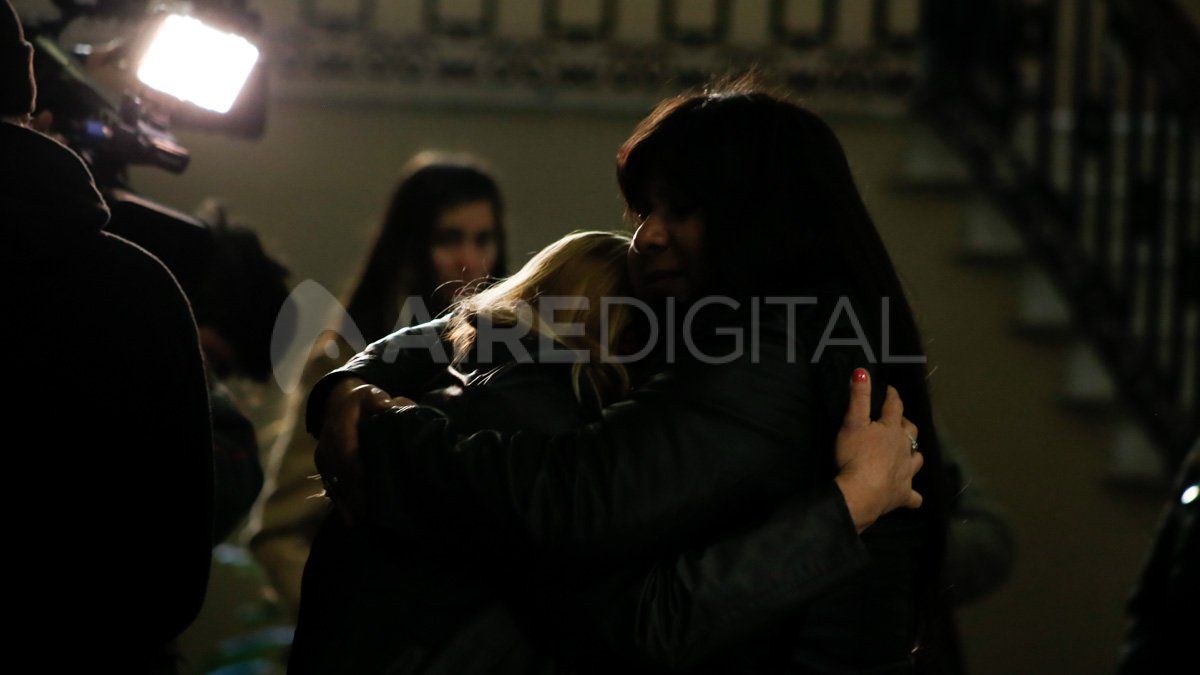 El abrazo de familiares del suboficial Martín Alejandro Foresto tras la condena de su asesino. El abrazo de familiares del suboficial Martín Alejandro Foresto tras la condena de su asesino.