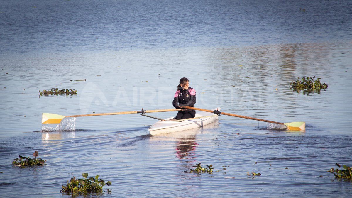 Una Chica Pink remando en la Laguna Setúbal. Una Chica Pink remando en la Laguna Setúbal.