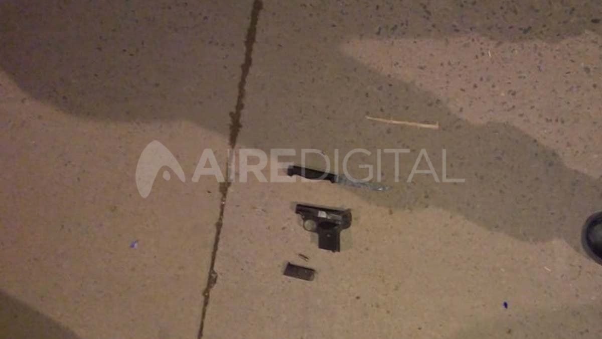 El cuchillo y el arma de fuego que se le cayeron al accidentado
