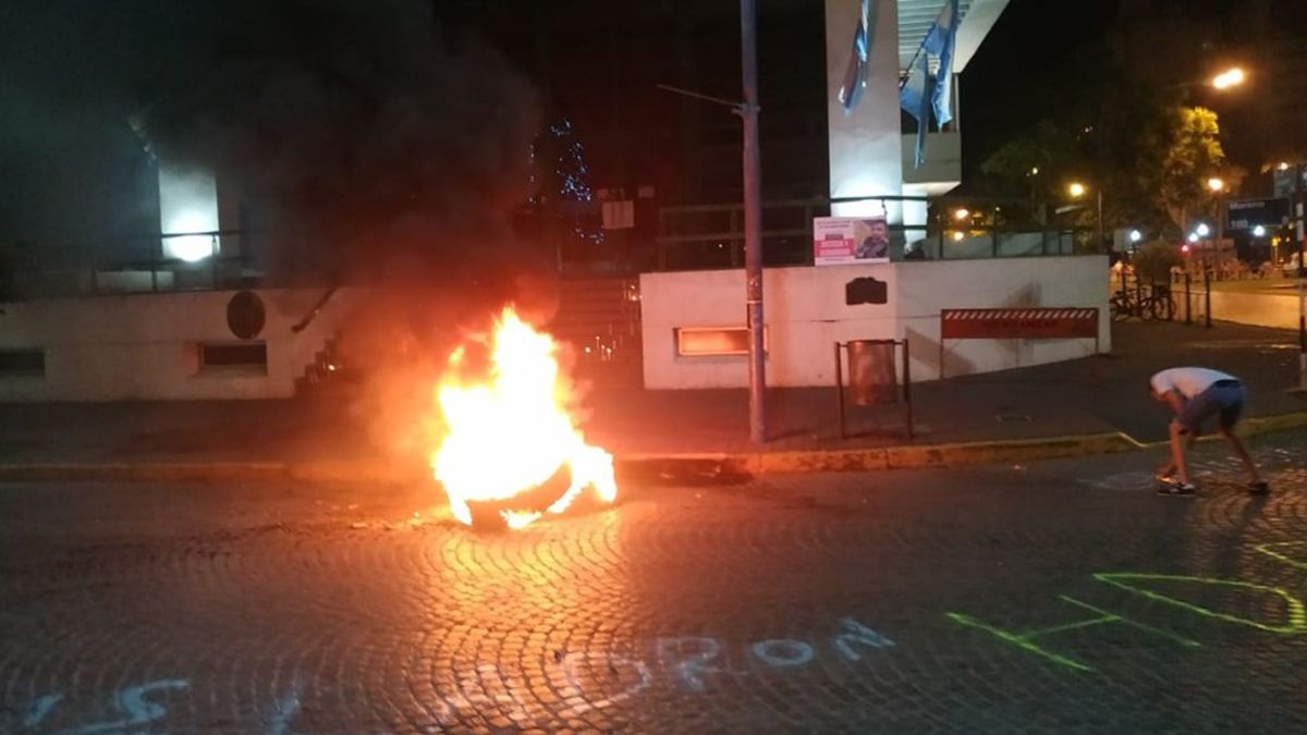 Algunos manifestantes quemaron gomas frente al Palacio Municipal y también tiraron piedras contra el frente. La familia de Glaria lamentó los incidentes.