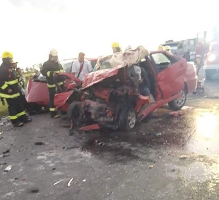 Este viernes a la madrugada, tres personas fallecieron como consecuencia de un choque frontal entre dos automóviles.