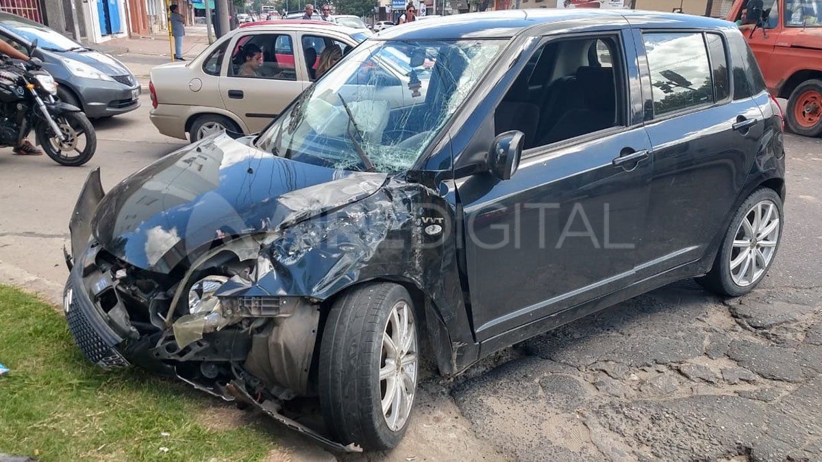 El auto quedó incrustado en la esquina de Juan del Campillo y López y Planes.