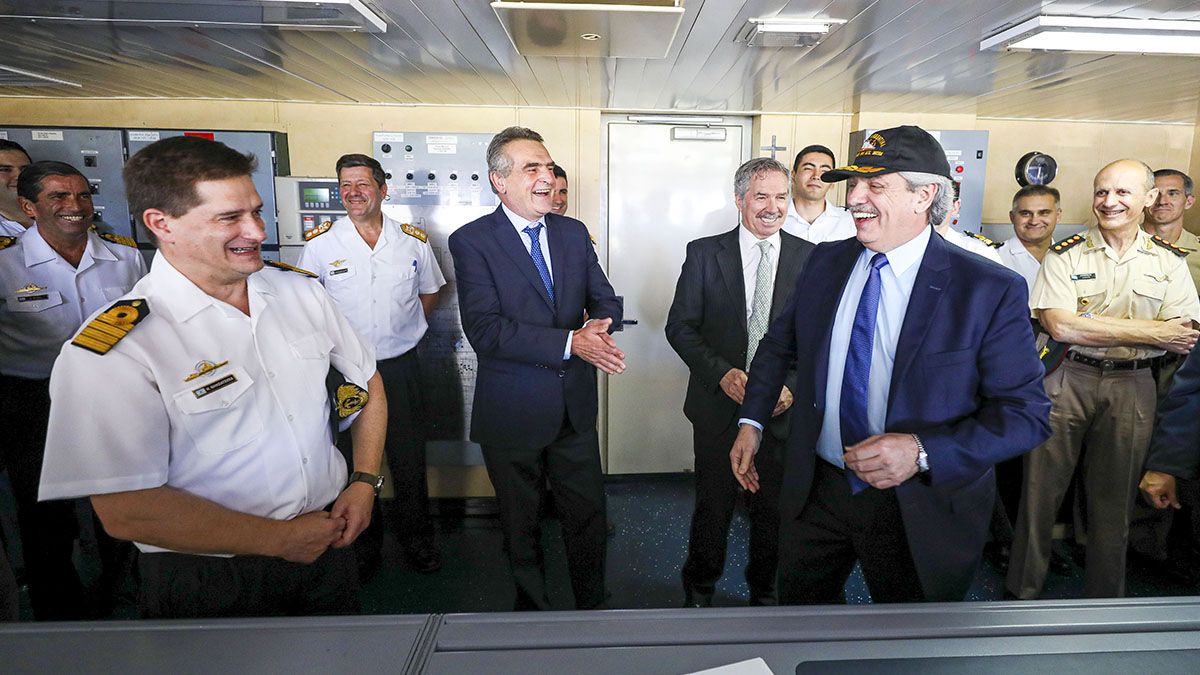 El presidente Alberto Fernández encabezó esta mañana el acto de inicio del segundo tramo de la Campaña Antártica de Verano (CAV) 2019-2020 a bordo del rompehielos ARA Almirante Irízar, que se encuentra amarrado en Dársena Norte, en el Puerto de Buenos Aires.