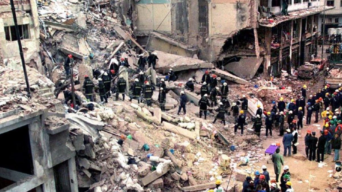 Atentado a la Amia en 1994. El después de que un coche bomba estalló en el ingreso al edificio.