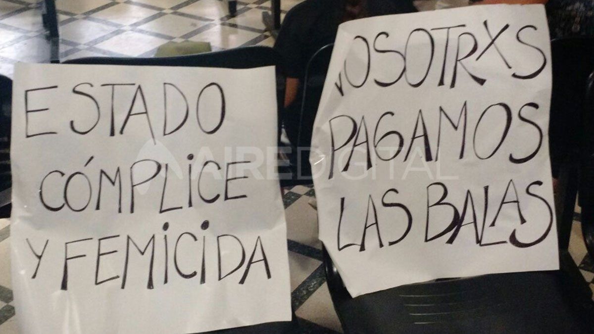 Manifestación en el hall de los tribunales santafesinos durante la audiencia donde se imputó a Facundo Solís como autor del quíntuple femicidio en Santa Fe.