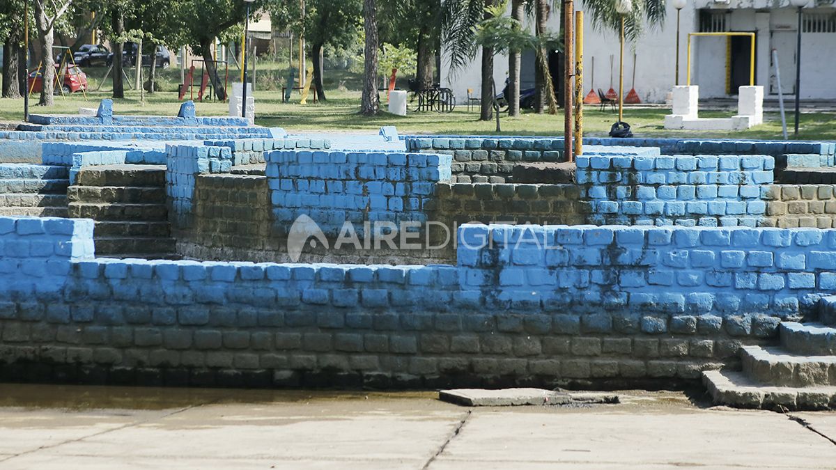 Este martes el Municipio inició las tareas de vaciamiento y limpieza de los piletones.