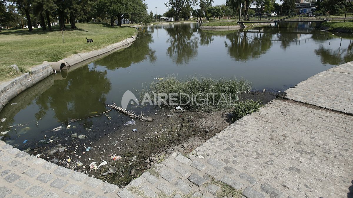 El lago del Parque Garay también presenta basura y contaminación.