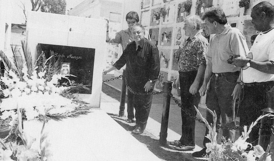 En octubre de 1996 y, tras la inauguración en la costanera santafesina del monumento donado por el Consejo Mundial de Boxeo que perpetúa la memoria de Monzón, autoridades del CMB visitaron su tumba. De izquierda a derecha, el sanjustino Eduardo Oreste Lamazón, ex secretario ejecutivo; el mexicano José Sulaimán Chagnón, ex presidente; el estadounidense Chuck Williams; Julio Juan Cantero –biógrafo personal de Carlos, y quien lo bautizó Escopeta–, y el colombiano Rodrigo Valdés, dos veces derrotado por el campeón mundial mediano entre 1970 y 1977.