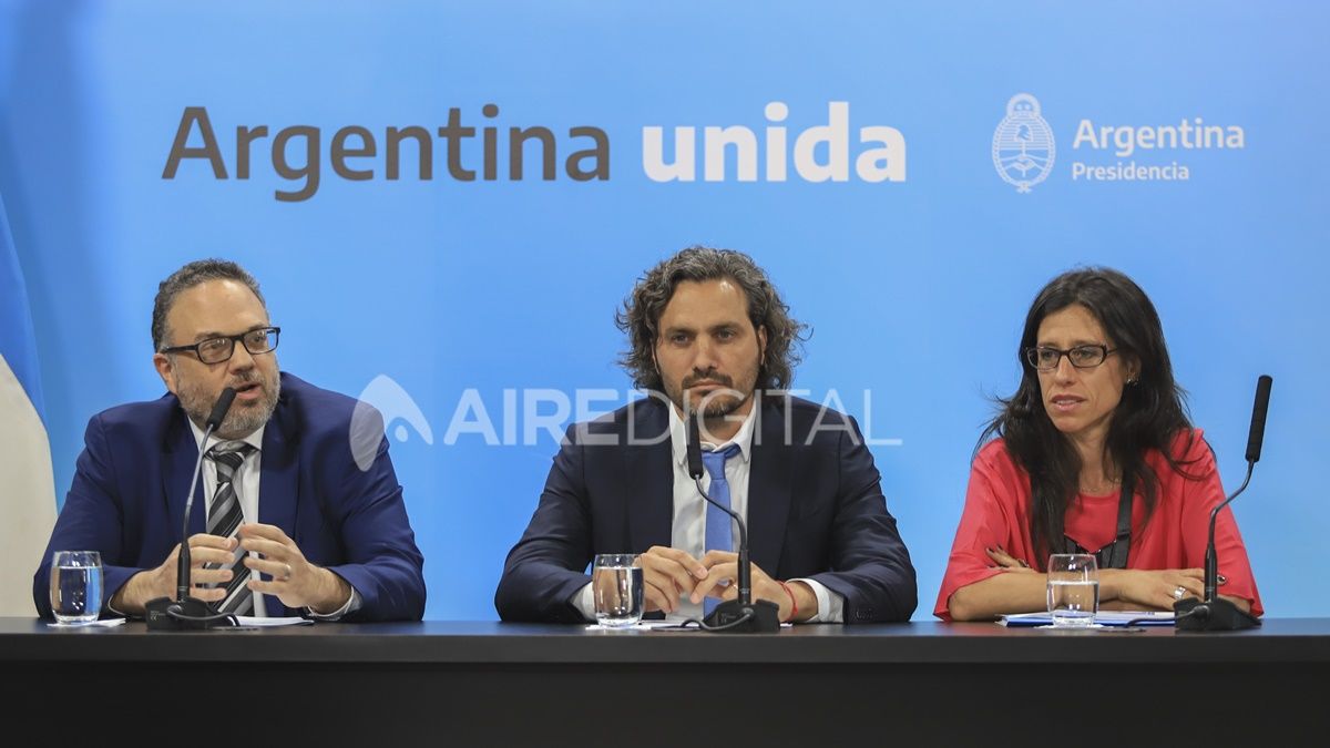 De izq. a der.: Matías Kulfa, Santiago Cafiero y Paula Español