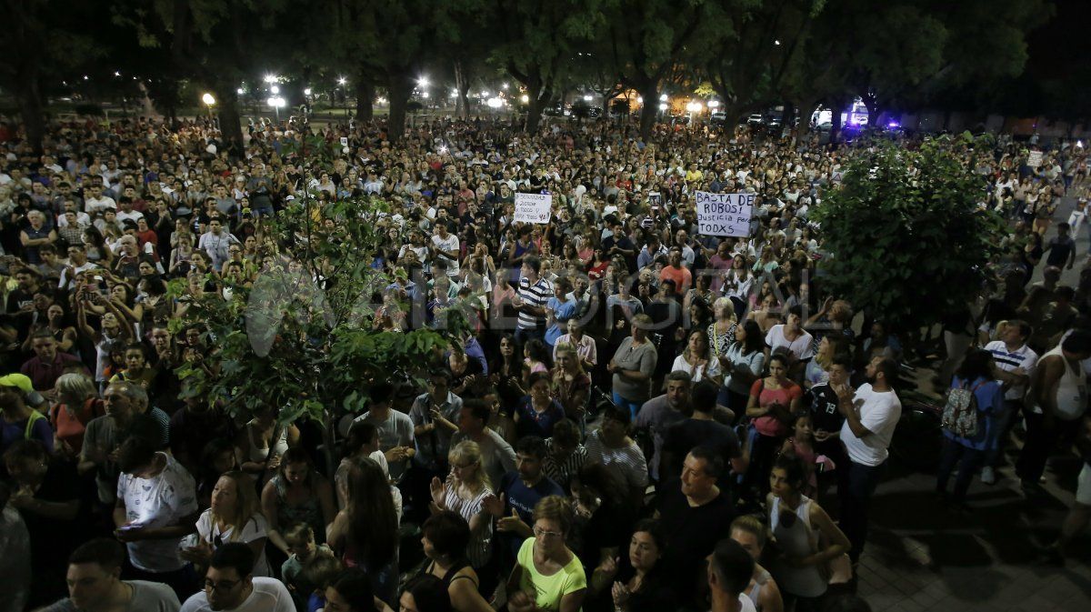 Miles de vecinos de Rafaela se movilizaron contra la inseguridad y pidieron justicia por la muerte de Gonzalo Glaria. Miles de vecinos de Rafaela se movilizaron contra la inseguridad y pidieron justicia por la muerte de Gonzalo Glaria.