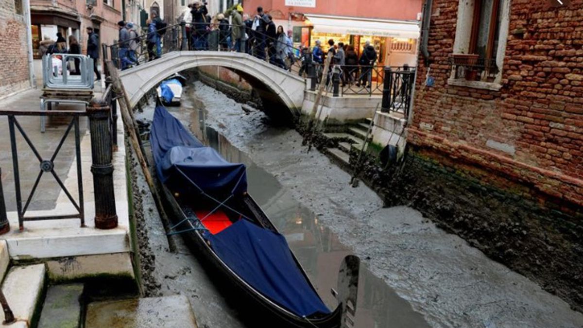 Las góndolas quedaron encalladas en el barro del lecho de los canales.