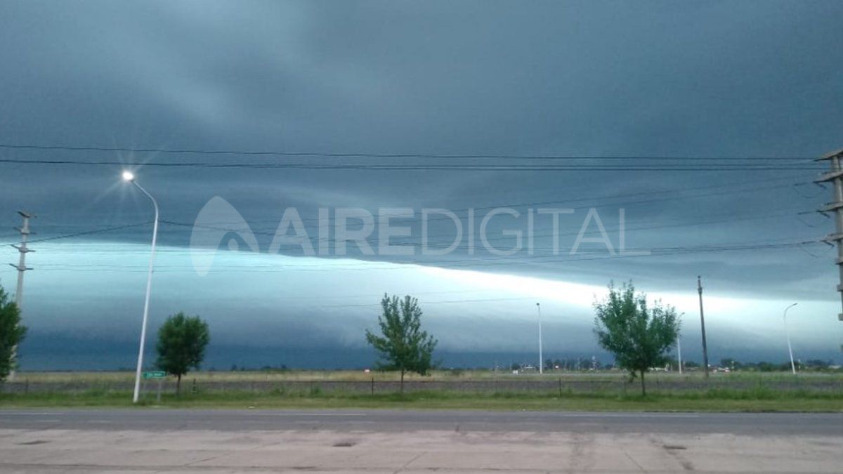 Así avanzaba el frente de tormenta desde Sauce Viejo.
