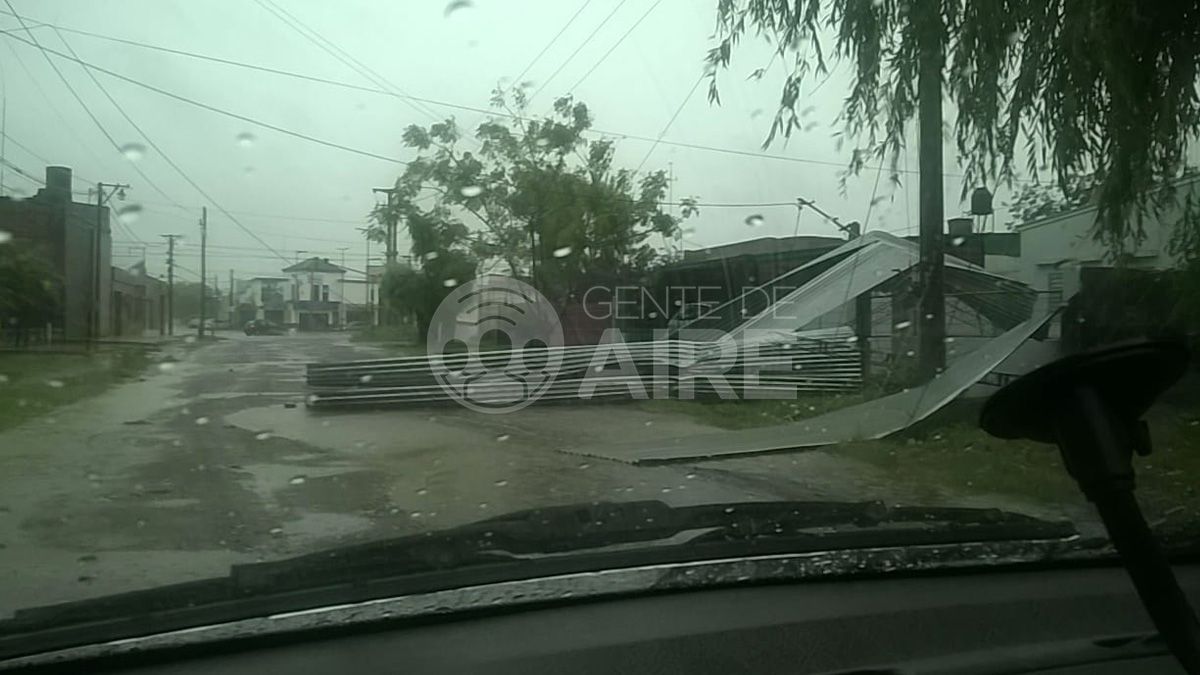 Un techo de chapa se voló en Florencio Fernández al 5300, en el norte de la ciudad. Foto gentileza de Marcelo Mottier