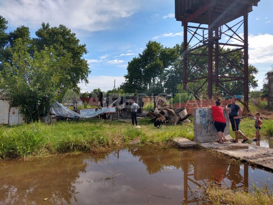 El incendio se habría desatado de forma intencional como consecuencia de una disputa entre la pareja que habitaba la vivienda.