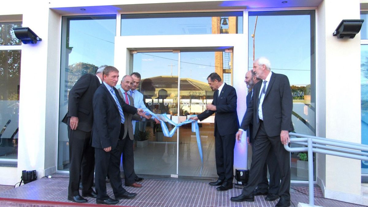 Inauguración de la sucursal del BNA de Las Parejas en el 2017. Enrique Encino, el primero a la derecha.