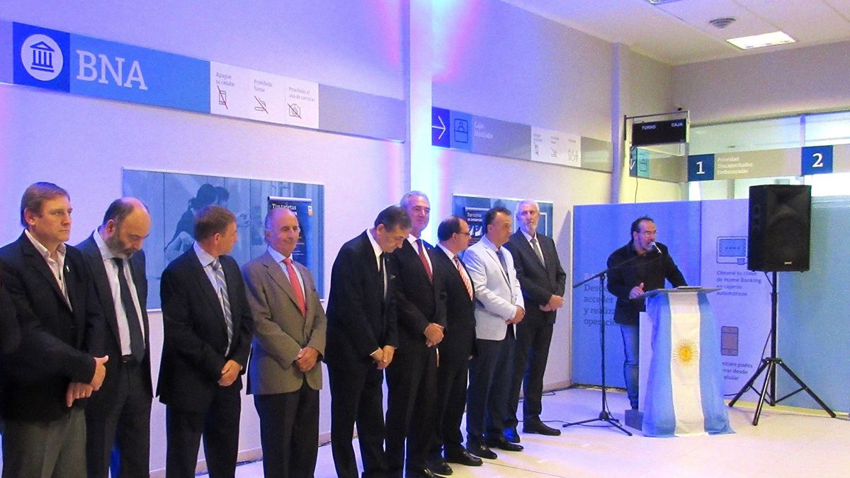 Enrique Encino, gerente del BNA de Las Parejas, en la inauguración de la sucursal en el 2017.