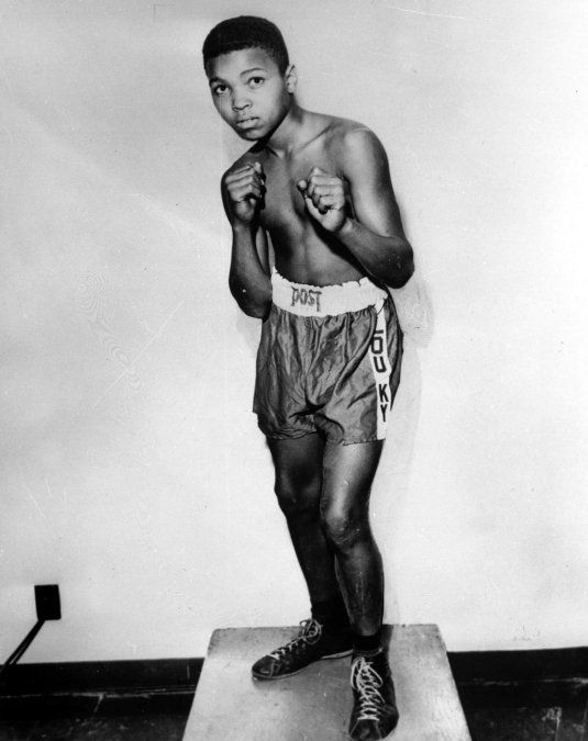 Cassius Marcellus Clay dio sus primeros pasos en el boxeo en 1954, con 12 años, por recomendación del policía Joe Martin, ante quien fue a denunciar que le habían robado su bicicleta. Éste le sugirió que comenzara a practicar esta disciplina deportiva y, poco después, se convirtió en el primer entrenador del futuro rey de los pesados.