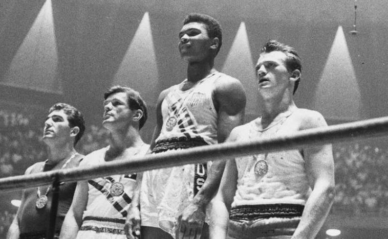 A los 18 años, se consagró campeón olímpico mediopesado en los Juegos de Roma 1960. En el podio, desde la izquierda, el italiano Giulio Saraudi (bronce), el australiano Tony Madigan (bronce), Cassius Marcellus Clay (oro) y el polaco Zbigniew Pietrzykowski (plata).