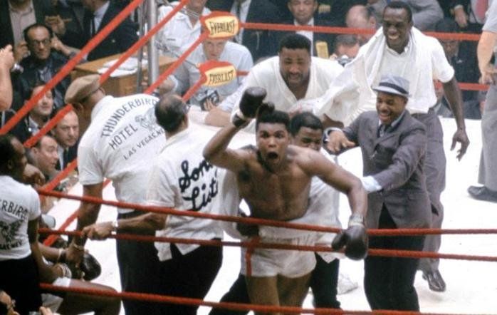 El martes 25 de febrero de 1964, en el Convention Center de Miami, le GKOT 7 a Charles Sonny Liston y, con 22 años, un mes y ocho días, se coronó campeón mundial por primera vez. Cuando finalizó la pelea, corrió por el ring gritando ”¡Eat your words!”, “¡I shook up the world!” y “I’m The Greatest!”(“¡Cómanse sus palabras”, ¡”Conmoví al mundo!” y “Soy El Más Grande!”) a los periodistas que habían pronosticado su derrota.