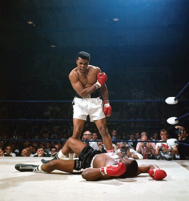 El martes 25 de mayo de 1965, en el St. Dominic’s Hall de Lewinston, Maine, le GKO 1 a Liston en la revancha con lo que se llamó el “golpe fantasma”, ya que muy pocos vieron el mismo cuando impactó en el retador. Ali tenía 23 años y, hasta 1967, retendría sus coronas pesadas ocho veces más.