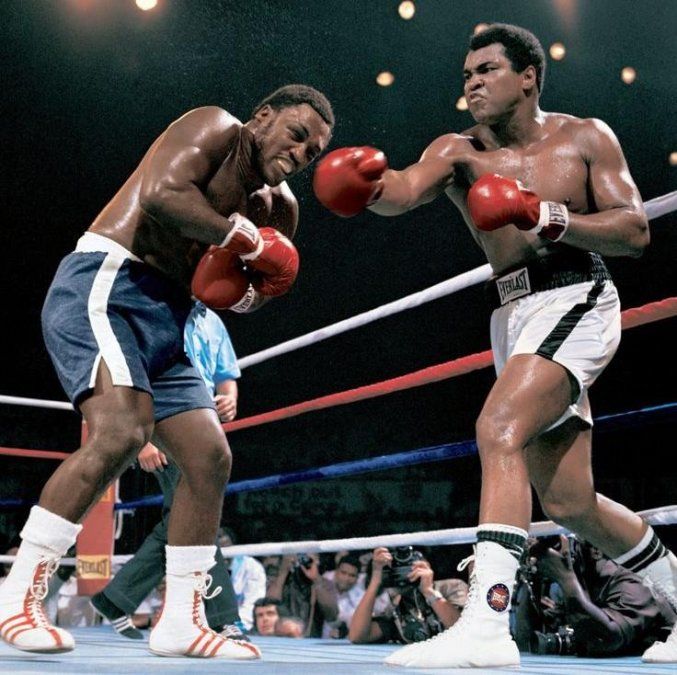 El martes 30 de septiembre de 1975, en Manila, Filipinas, le GKOT 14 a Joe Frazier, en la famosa batalla en la que ambos, agotados al extremo, no querían salir a combatir en el último asalto. “Con vos nunca más, Joe. Es lo más parecido a la muerte”, le dijo El Más Grande a Smokin’ Joe en el hospital, donde ambos terminaron ese día, tras cerrar esta legendaria trilogía 2 a 1 a su favor.