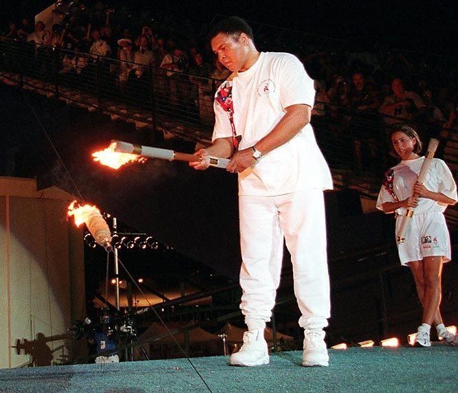 En los Juegos Olímpicos de Atlanta 1996 –cuyo pebetero encendió el viernes 19 de julio en el Centennial Olympic Stadium, e hizo llorar al mundo de la emoción–, recibió una réplica de la medalla que había arrojado al río Ohio 36 años antes luego de ser discriminado por su raza y, el por entonces presidente del COI, el catalán Juan Antonio Samaranch, le pidió disculpas “en nombre del deporte”.
