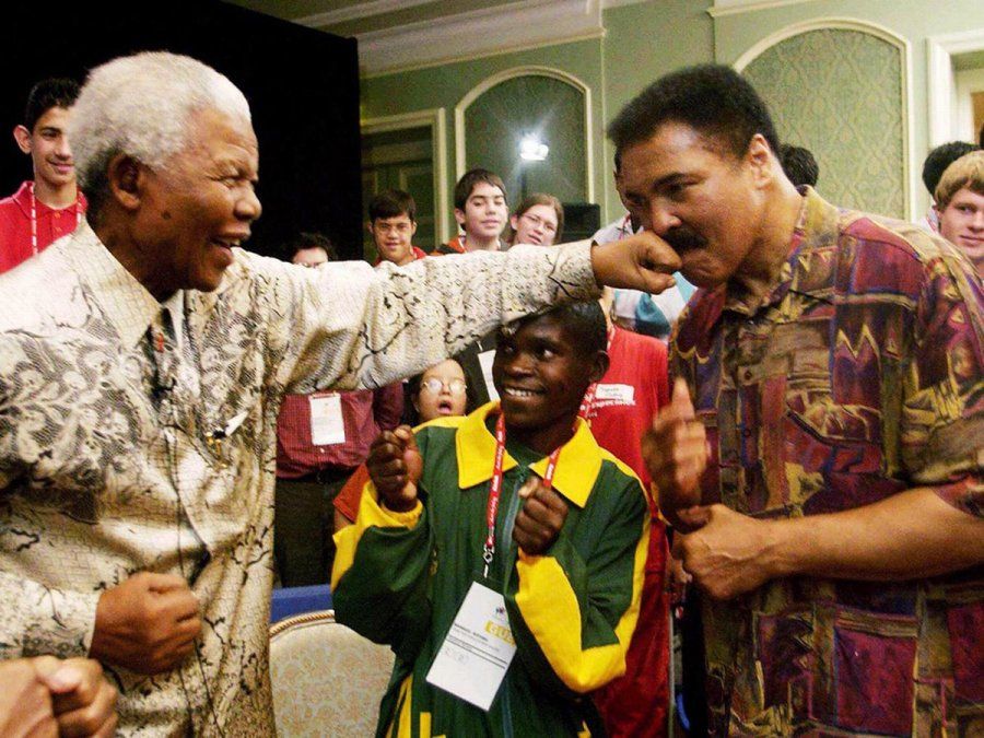 Se dedicó a labores humanitarias y filantrópicas, y muchos líderes mundiales se entrevistaron con él. Uno de ellos fue el ex presidente sudafricano Nelson Mandela, premio Nobel de la Paz en 1993, y que fuera boxeador en su juventud, con quien se reunió varias veces. En la foto, el encuentro del 21 de junio de 2003, en Dublín, República de Irlanda, cuando ambos asistieron a los Juegos Olímpicos Especiales de Verano, donde participan atletas con discapacidades intelectuales.