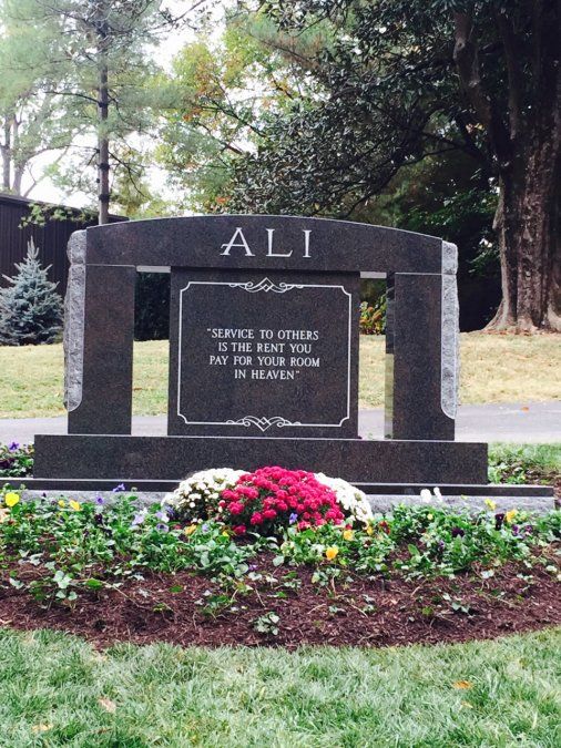 Los restos de Ali, quien falleció el viernes 3 de junio de 2016, a los 74 años, descansan en el Cave Hill Cemetery de Louisville, su ciudad natal y, en su lápida, se grabó una de sus más reconocidas frases: “Service to others is the rent you pay for your room in heaven” (“El servicio a otros es la renta que pagás por tu habitación en el cielo”).