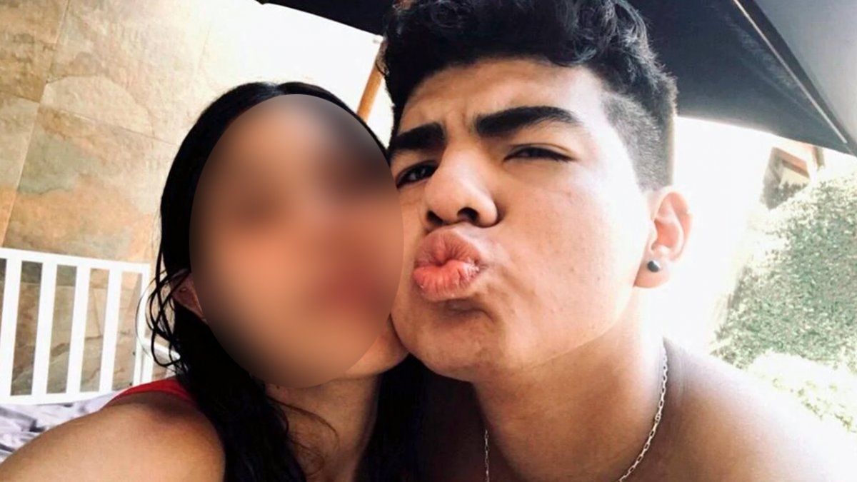 Fernando Báez Sosa junto a su novia.