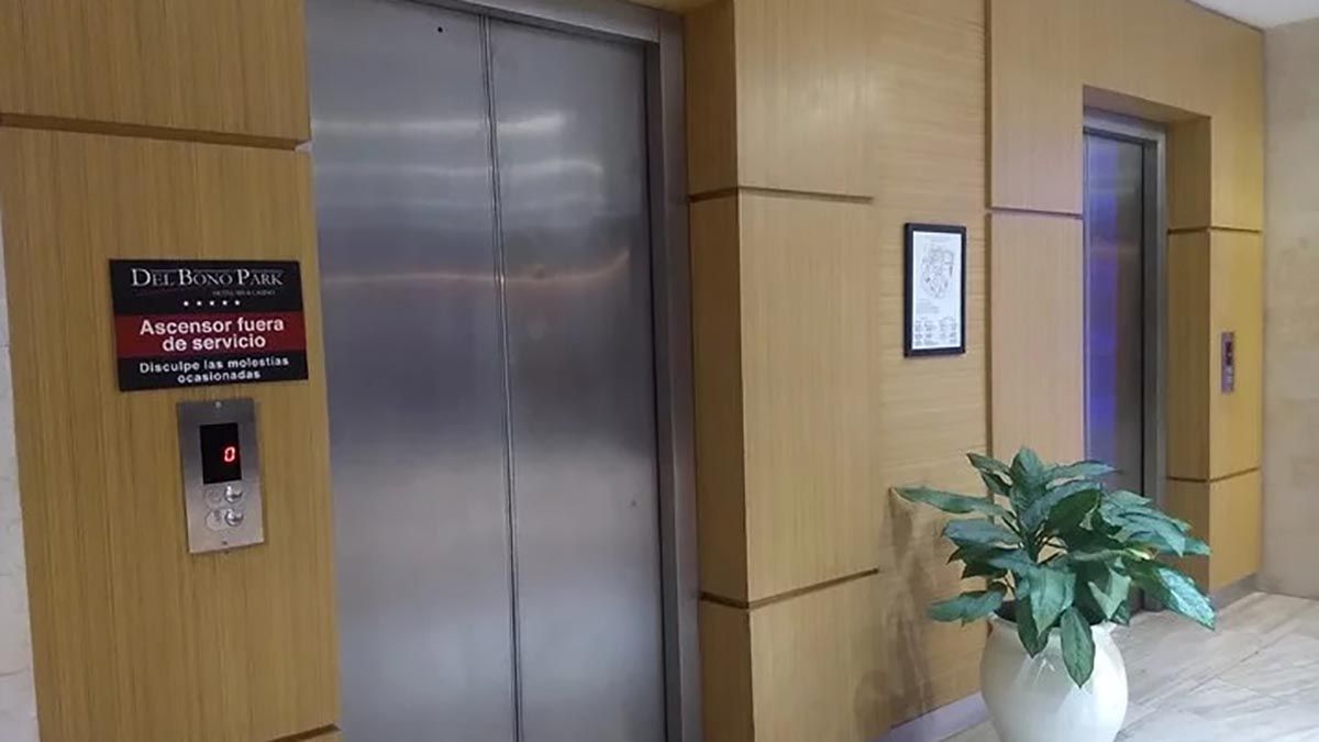 Ascensor fuera de servicio. (JUAN JOSÉ GARCÍA). Por Olé.