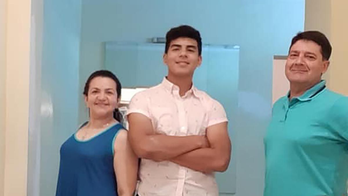 Fernando junto a sus padres, Graciela y Silvino, festejando el año nuevo 2020.