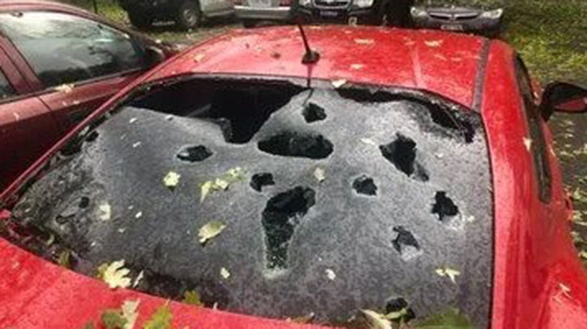 Así quedó un auto en Australia, tras la intensa caída de granizo del tamaño de pelotas de golf.