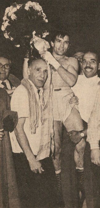 Pascualito y su entrenador, Felipe Segura (izquierda), tras la conquista del título mundial de las 112 libras o 50,802 kilos. A esta corona la retendría ocho veces más y, recién en la décima defensa, la resignaría ante el tailandés Pone Kingpetch, en Bangkok.