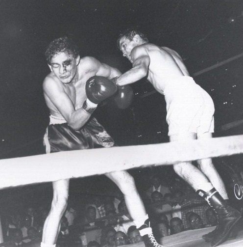 El sábado 19 de abril de 1958 y, en su sexta defensa de la corona, Pérez le GPP 15 (unánime) al venezolano Ramón Arias (el primer púgil de su país en disputar un título mundial), en el Nuevo Circo de Caracas.